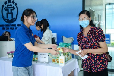 Người dân đi làm giấy tờ ở Hà Nội bất ngờ vì được ăn uống miễn phí