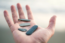 Lý do đi biển không nên nhặt sỏi đá