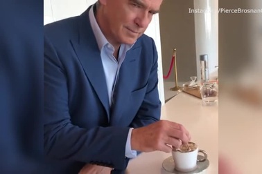 Pierce Brosnan thưởng thức tách cà phê khắc họa chân dung mình