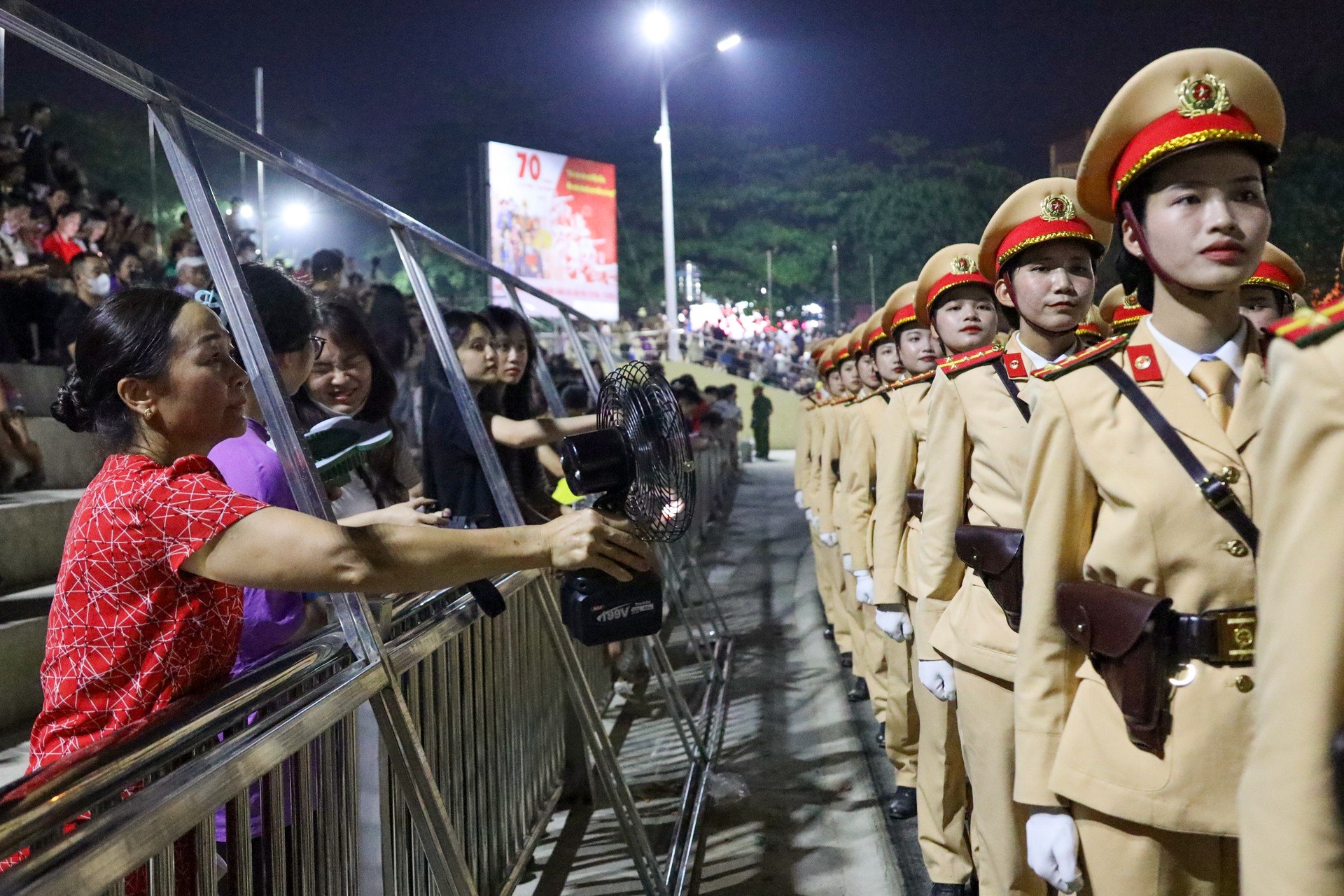 Người dân Điện Biên quạt mát cho các chiến sĩ tập luyện diễu binh giữa đêm - 12 Người dân Điện Biên quạt mát cho các chiến sĩ tập luyện diễu binh giữa đêm - 12