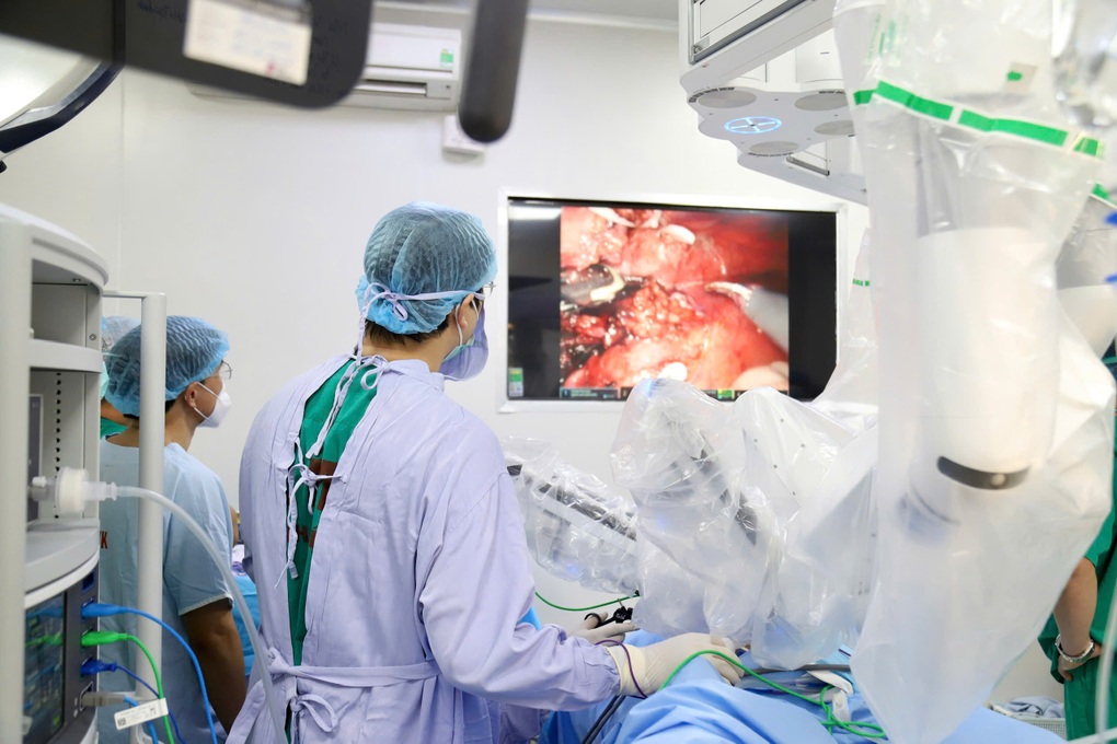 Chuyên gia cầm tay chỉ việc, thị phạm ca mổ nội soi robot - 1 Chuyên gia cầm tay chỉ việc, thị phạm ca mổ nội soi robot - 1