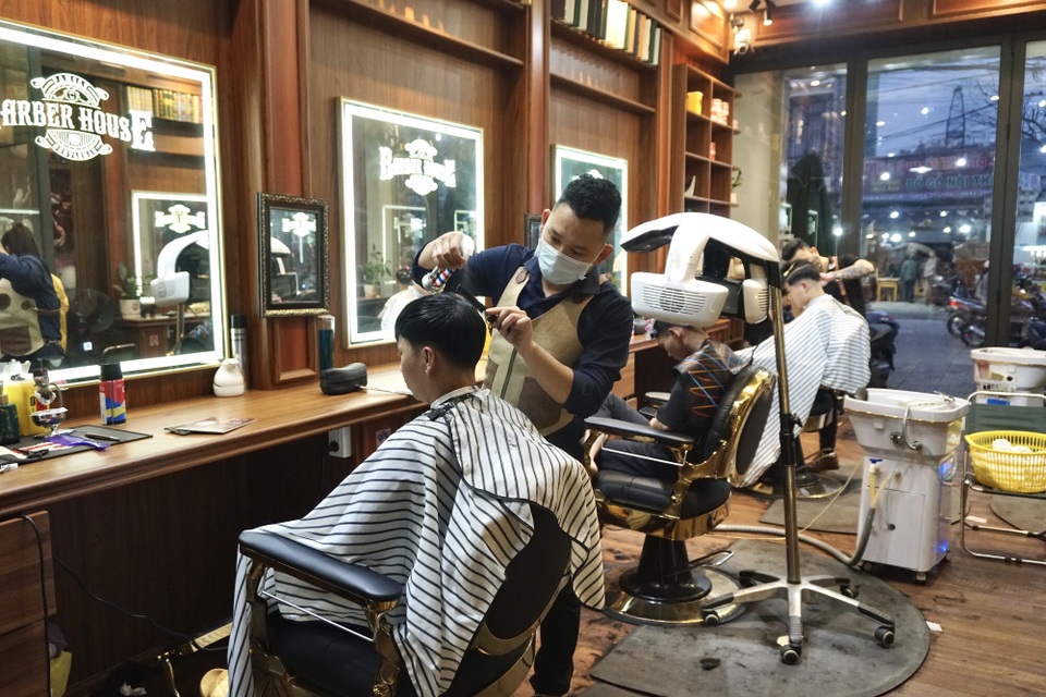 Dịch vụ làm đẹp hốt bạc ngày Tết: Khách xếp hàng từ sáng sớm - 2 Dịch vụ làm đẹp hốt bạc ngày Tết: Khách xếp hàng từ sáng sớm - 2