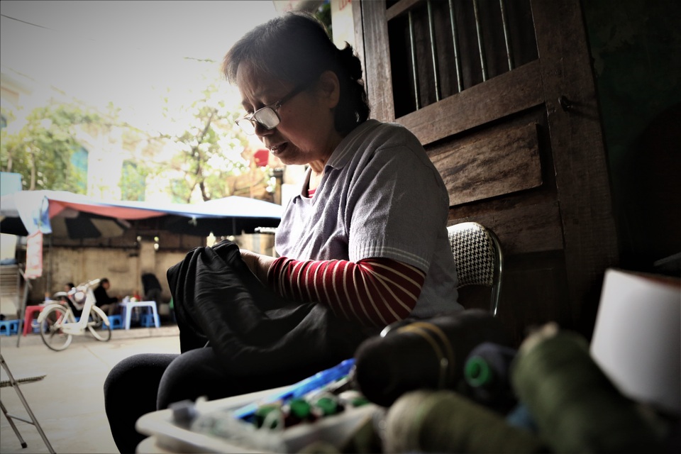 Người phụ nữ 42 năm làm nghề vá kỷ niệm giữa lòng Hà Thành - 5 Người phụ nữ 42 năm làm nghề vá kỷ niệm giữa lòng Hà Thành - 5