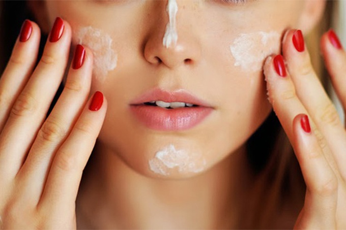 Sau bước làm sạch, thoa kem dưỡng ẩm và các sản phẩm đặc trị để làn da mịn màng hơn.
