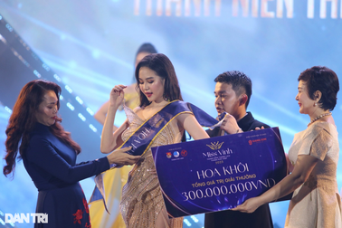 Nữ sinh 16 tuổi xinh đẹp trở thành Hoa khôi Vinh