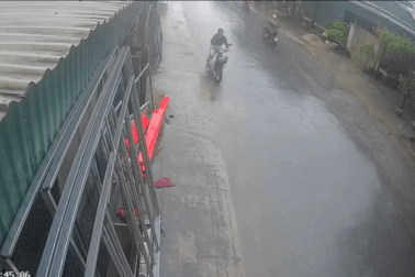 Khối gỗ nặng cả tấn lao tới, người phụ nữ thoát chết nhờ phản ứng cực nhanh