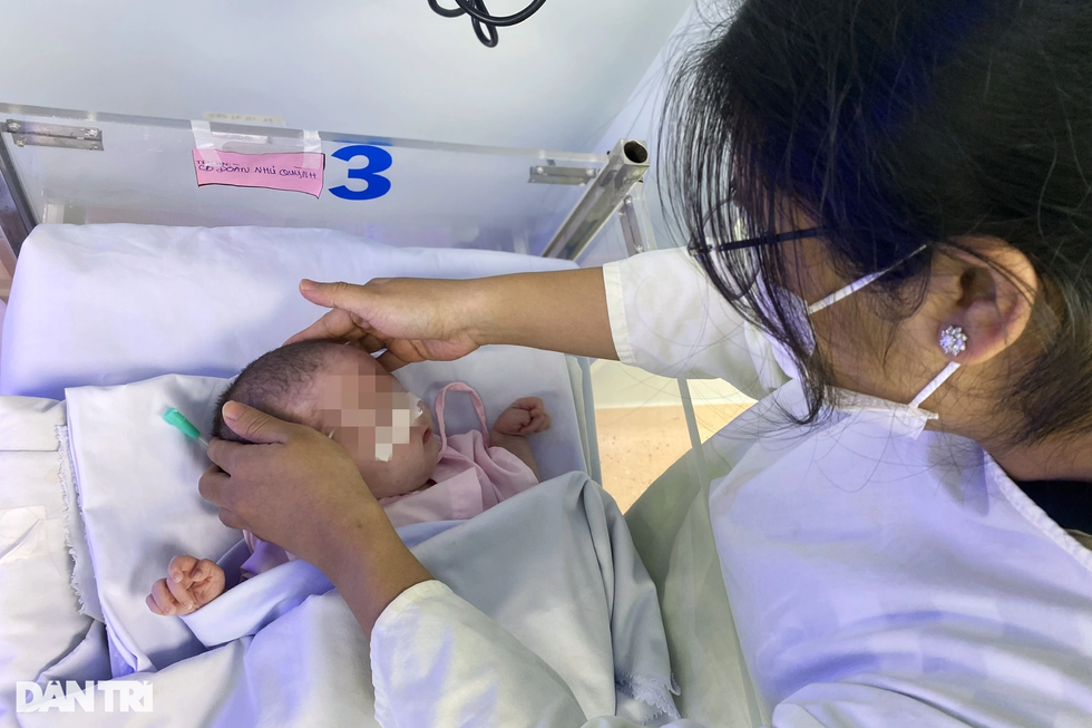 Mẹ góp từng đồng tìm nguồn sữa xuyên biên giới níu mạng con - 3 Mẹ góp từng đồng tìm nguồn sữa xuyên biên giới níu mạng con - 3