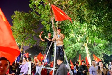 Cổ động viên trèo cây, leo bốt điện… ăn mừng chiến thắng của U23 Việt Nam