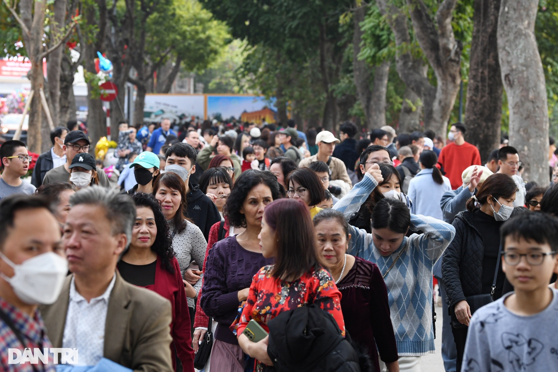 Hồ Gươm đông nghịt khách du xuân chiều mùng 2 Tết - 7 Hồ Gươm đông nghịt khách du xuân chiều mùng 2 Tết - 7