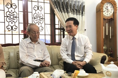 Ông Võ Văn Thưởng thăm hỏi nguyên Bộ trưởng Bộ GD-ĐT nhân ngày 20/11