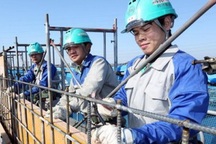 Nhiều thắc mắc về BHXH, BHYT, BHTN được giải đáp trong ngày cuối cùng của năm 2015