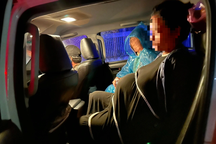 CSGT dùng xe chuyên dụng đưa sản phụ vượt lũ đi sinh