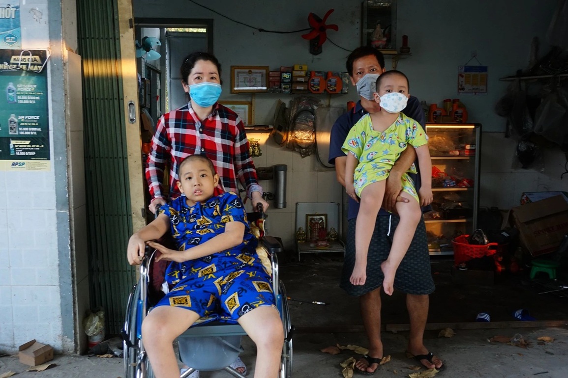 Mẹ nghèo nuốt nước mắt nghe 2 con thơ bị ung thư gào khóc đau đớn - 1 Mẹ nghèo nuốt nước mắt nghe 2 con thơ bị ung thư gào khóc đau đớn - 1