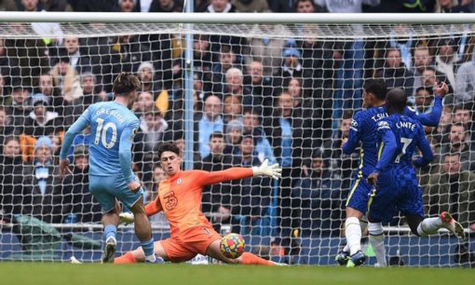 Kepa tỏa sáng ngăn cản Grealish ghi bàn cho Man City cuối hiệp 1