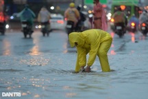 Mưa lớn đúng giờ tan tầm, nhiều tuyến phố ở Hà Nội ngập và tắc