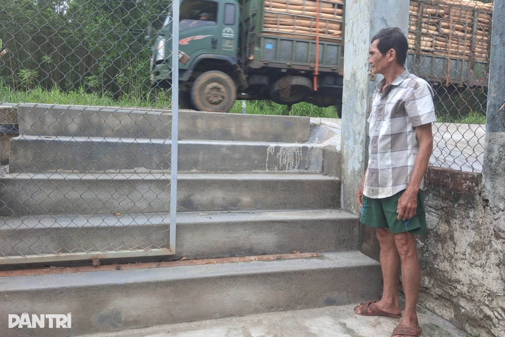 Nhà thấp hơn mặt quốc lộ gần 1,5m, người dân phải xây bậc tam cấp lên đường - 1 Nhà thấp hơn mặt quốc lộ gần 1,5m, người dân phải xây bậc tam cấp lên đường - 1