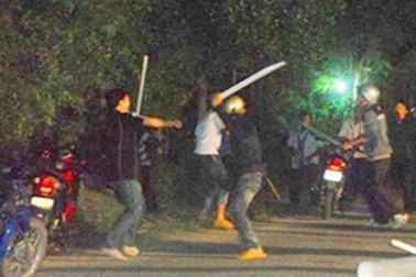 Thanh niên bị gần chục đối tượng đánh, chém gần đứt lìa tay trái