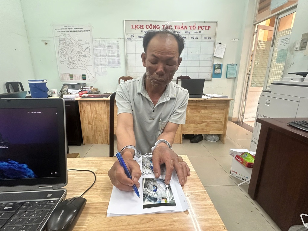 Lời khai của kẻ cuồng ghen phóng hỏa làm chết 3 người ở TPHCM - 1 Lời khai của kẻ cuồng ghen phóng hỏa làm chết 3 người ở TPHCM - 1