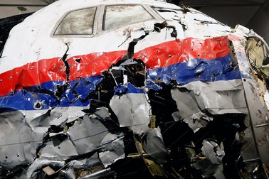 Hà Lan bắt cảnh sát rao bán di vật MH17