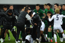 Hé lộ nguyên nhân vụ hỗn chiến của cầu thủ Thái Lan và Trung Quốc