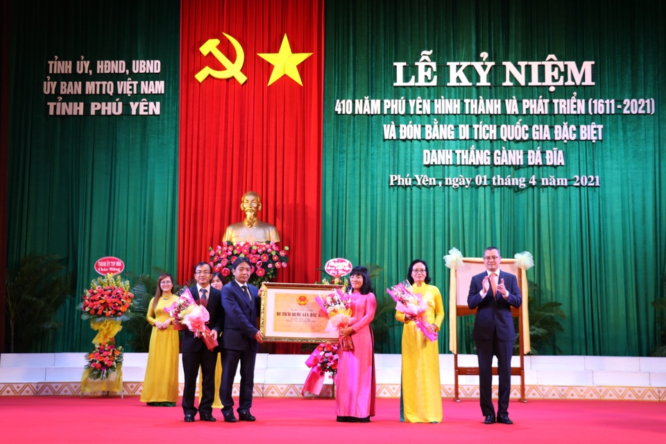 Đón nhận Bằng Di tích quốc gia đặc biệt Danh thắng Gành đá đĩa - 1 Đón nhận Bằng Di tích quốc gia đặc biệt Danh thắng Gành đá đĩa - 1