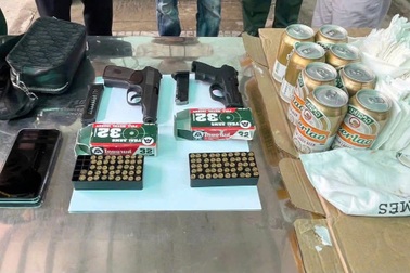 Giấu 2 khẩu súng cùng 92 viên đạn trong thùng bia để đưa qua cửa khẩu