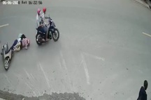 Bị giật điện thoại, 2 mẹ con ngã úp mặt xuống đường, chấn thương nặng