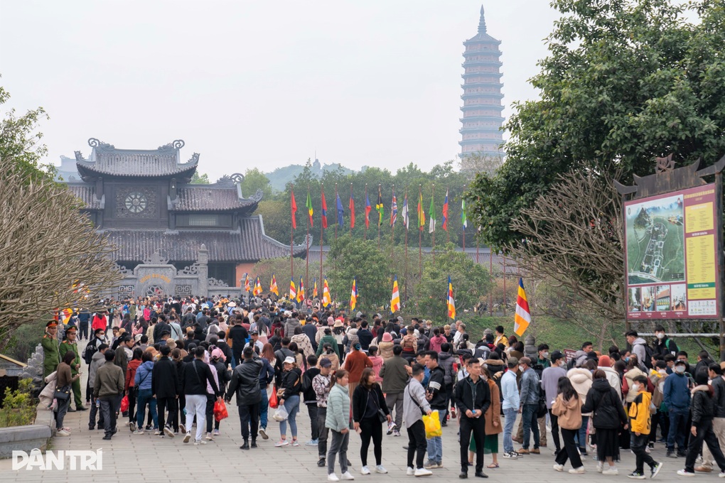 Những điểm du xuân đông kín người đến ngộp thở ở Ninh Bình - 2 Những điểm du xuân đông kín người đến ngộp thở ở Ninh Bình - 2