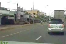 Vượt ẩu, xe tải lật ngang đè lên người đi xe máy