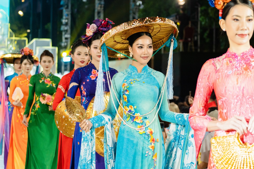 Nhà thiết kế Đỗ Trịnh Hoài Nam và ấn tượng tại Lễ hội áo dài TPHCM 2024 - 5 Nhà thiết kế Đỗ Trịnh Hoài Nam và ấn tượng tại Lễ hội áo dài TPHCM 2024 - 5