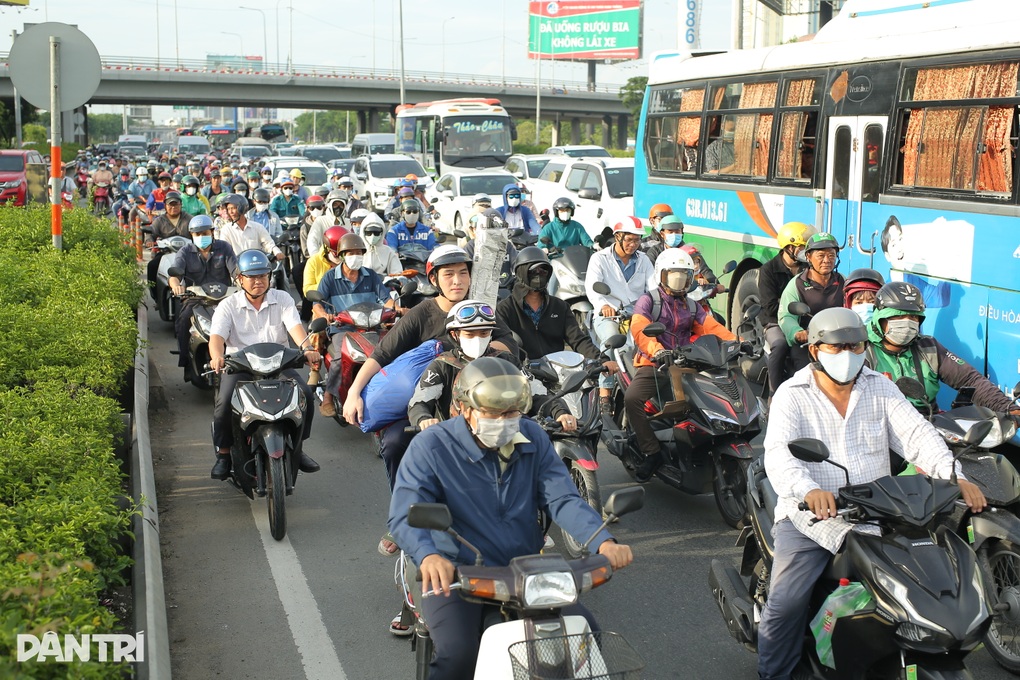 Người dân bắt đầu đi chơi lễ Quốc khánh, cửa ngõ TPHCM ùn ứ - 2 Người dân bắt đầu đi chơi lễ Quốc khánh, cửa ngõ TPHCM ùn ứ - 2