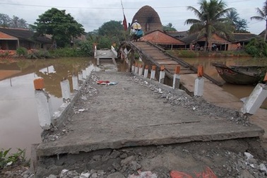 Cầu đổ sập ngay trước ngày khánh thành