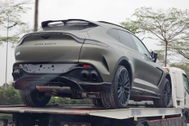 SUV nhanh nhất thế giới nối nhau về Việt Nam, màu sơn gây tò mò về chủ xe
