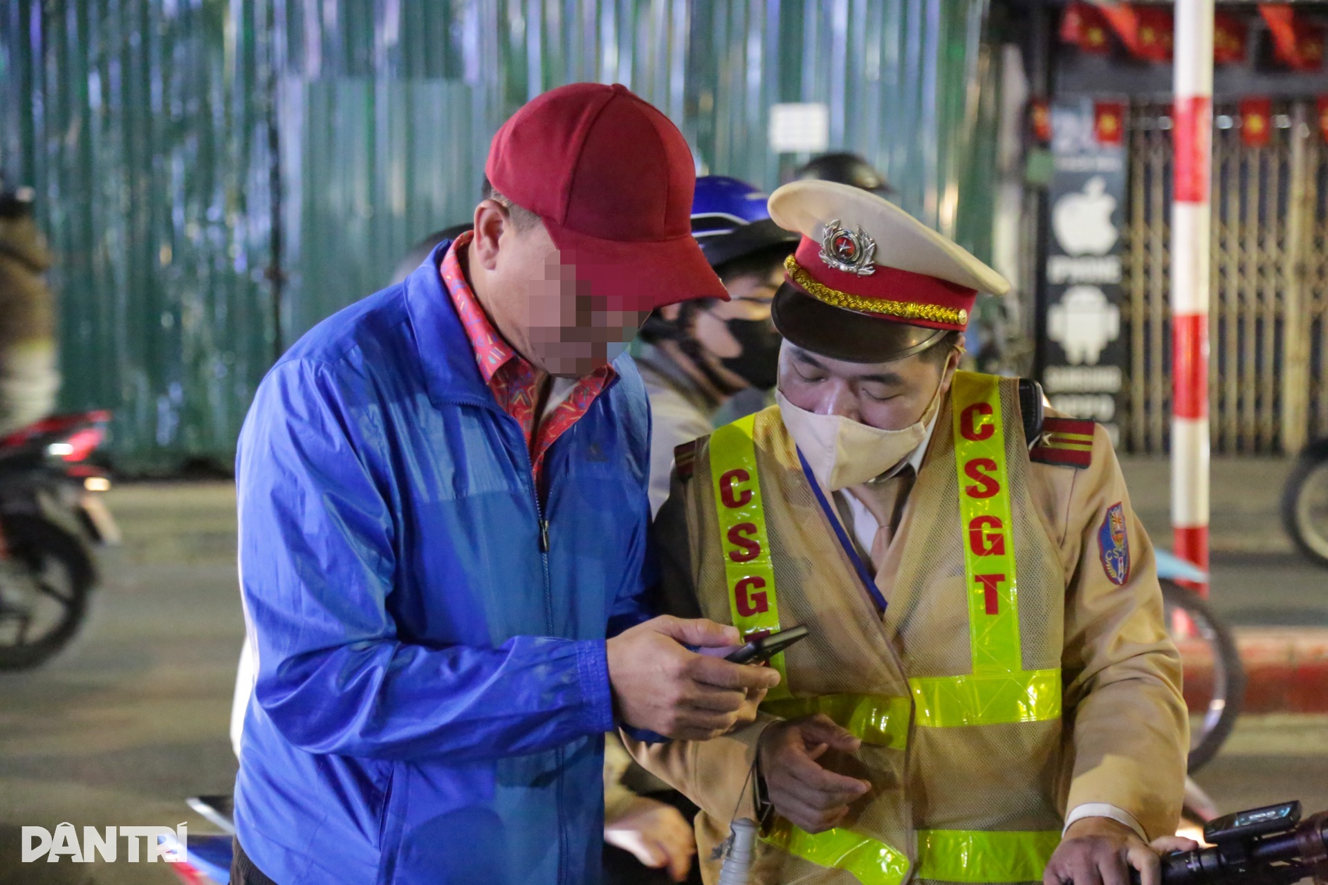 Người đàn ông bị CSGT tạm giữ xe đạp vì vi phạm nồng độ cồn - 3