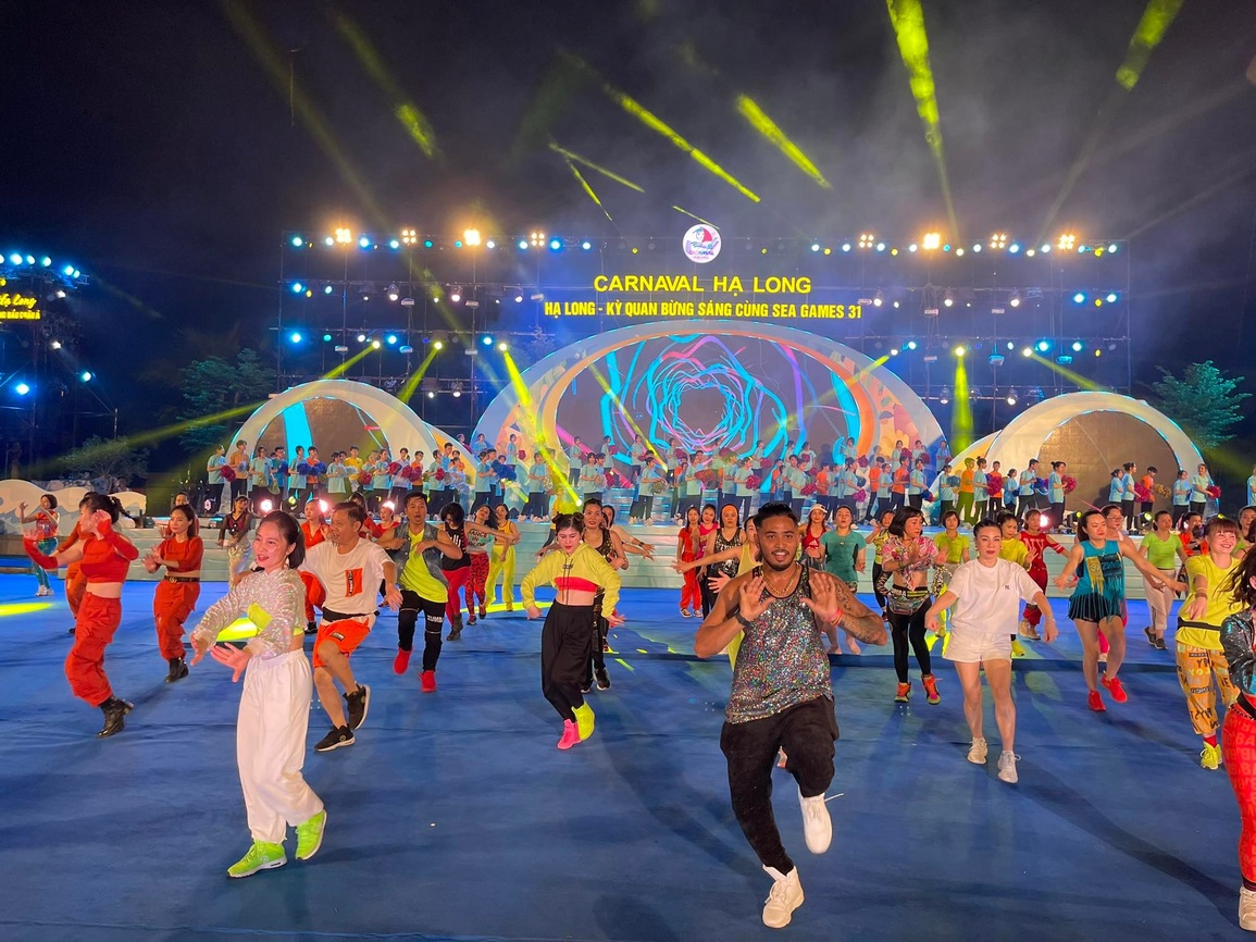 Biển người đổ về Lễ hội Carnaval Hạ Long 2022 - 5 Biển người đổ về Lễ hội Carnaval Hạ Long 2022 - 5