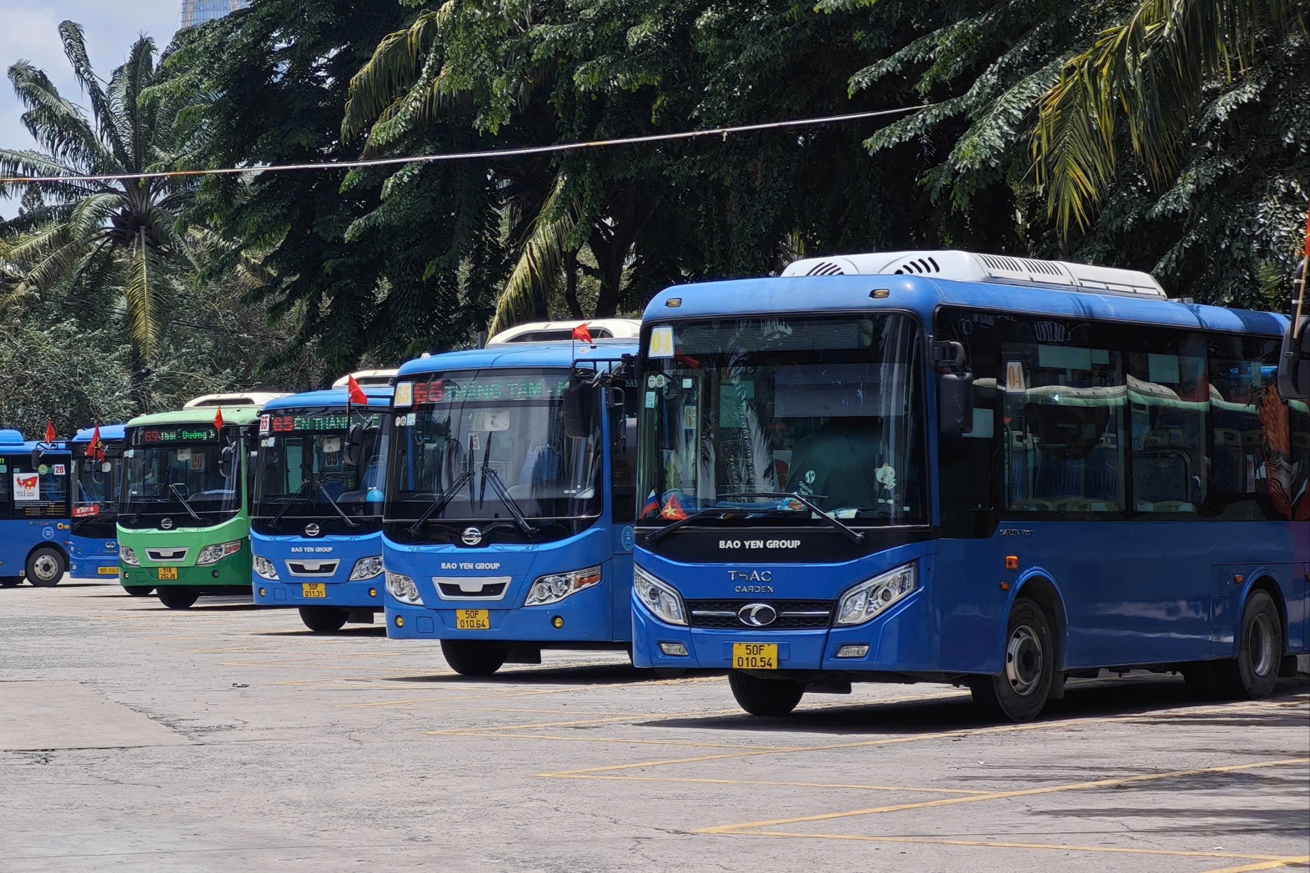Nhiều tuyến buýt ở TPHCM chạy miễn phí, tặng cờ Tổ quốc dịp 2/9 - 1