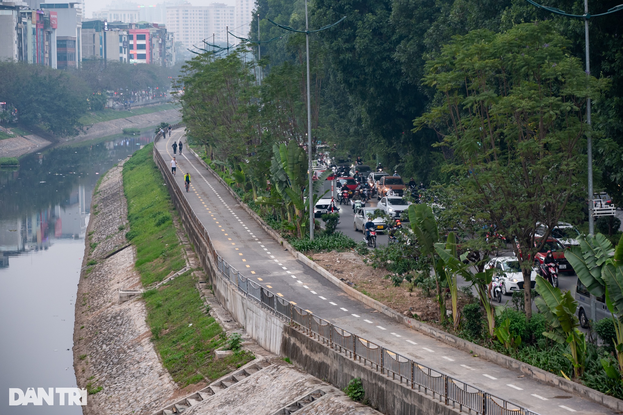 Đường vào làn dành riêng xe đạp bị chặn kín, nhiều bất cập cho người dân - 1