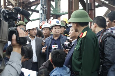 Bộ trưởng Xây dựng truy việc làm giàn giáo tại hiện trường vụ tai nạn