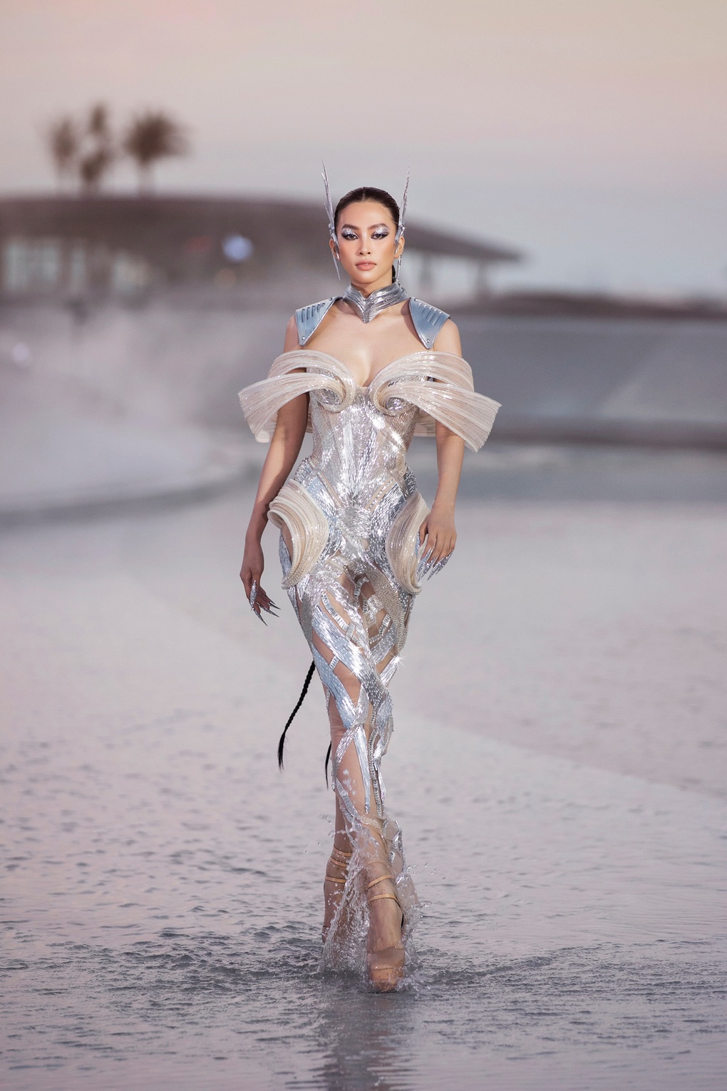 Thanh Hằng và dàn người đẹp catwalk trên mặt nước khiến khán giả phấn khích - 6