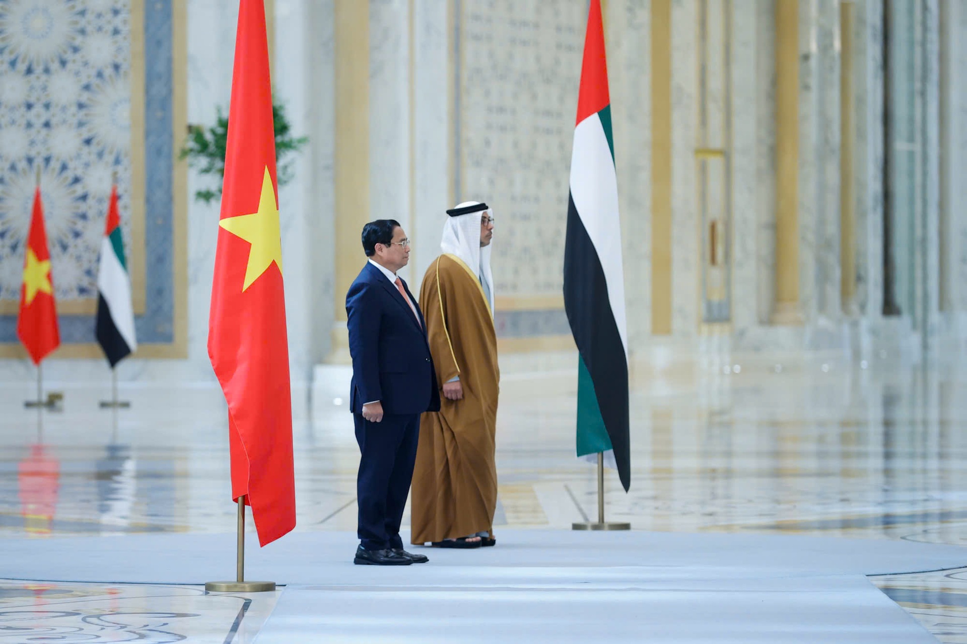 UAE bắn 21 loạt đại bác chào mừng Thủ tướng tại Cung điện Hoàng gia - 7 UAE bắn 21 loạt đại bác chào mừng Thủ tướng tại Cung điện Hoàng gia - 7