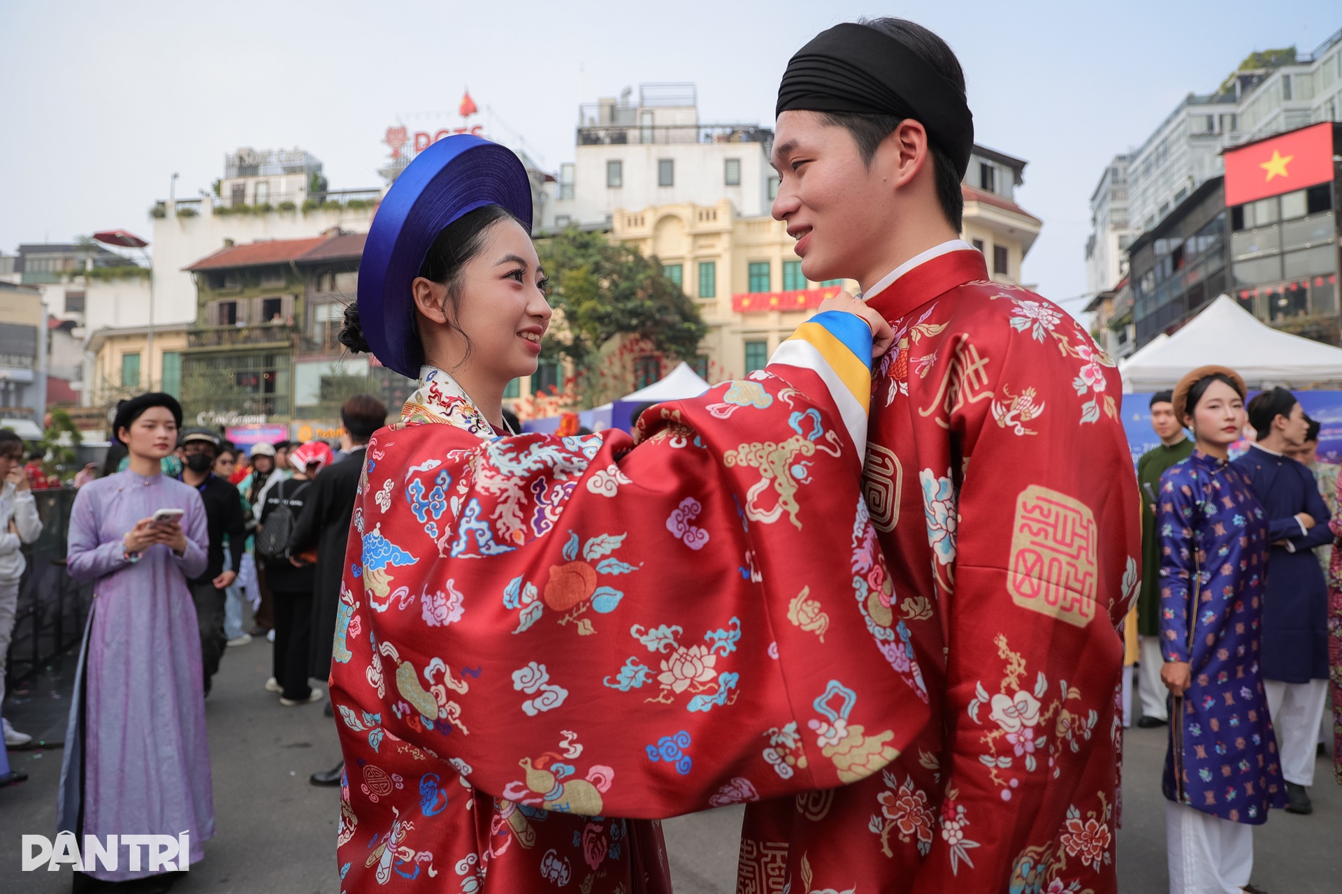 HHen Niê và chồng mặc cổ phục, tình tứ trên phố đi bộ Hồ Gươm - 9 HHen Niê và chồng mặc cổ phục, tình tứ trên phố đi bộ Hồ Gươm - 9