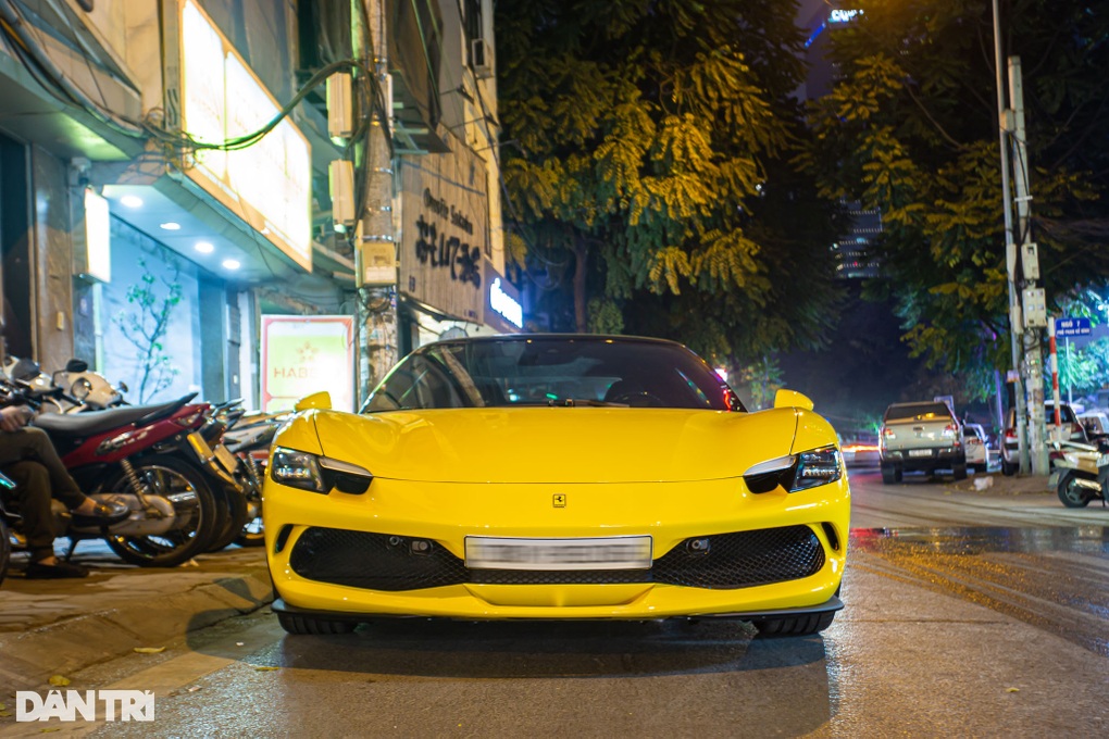 Lần đầu mua siêu xe, đại gia trẻ tuổi Hà thành chọn Ferrari hơn 23 tỷ đồng - 3 Lần đầu mua siêu xe, đại gia trẻ tuổi Hà thành chọn Ferrari hơn 23 tỷ đồng - 3