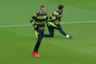 Cầu thủ Man City khởi động trước trận gặp Arsenal