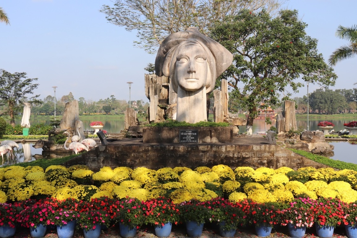 Sắc xuân rực rỡ phố Huế - 8 Sắc xuân rực rỡ phố Huế - 8
