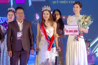 Cô gái không may mất một chân đăng quang Hoa khôi Vầng trăng khuyết