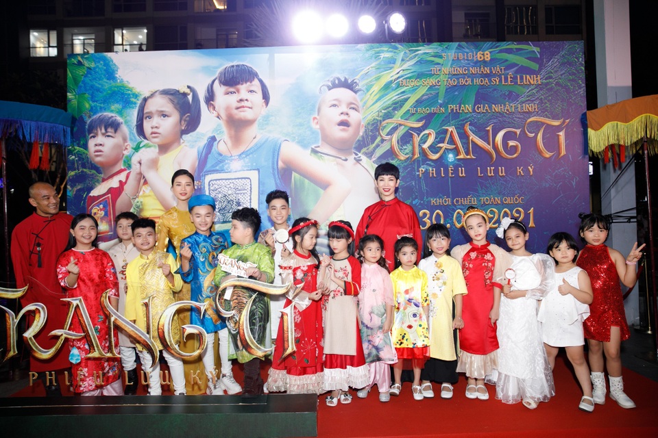 Vợ chồng Xuân Lan cùng dàn mẫu nhí chúc mừng phim Trạng Tí - 1 Vợ chồng Xuân Lan cùng dàn mẫu nhí chúc mừng phim Trạng Tí - 1