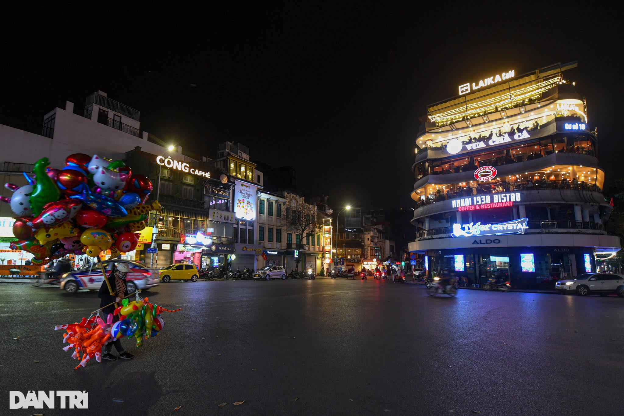 Hà Nội: Phố bia Tạ Hiện đông kín khách, các hàng quán nhộn nhịp sau 21h - 1 Hà Nội: Phố bia Tạ Hiện đông kín khách, các hàng quán nhộn nhịp sau 21h - 1