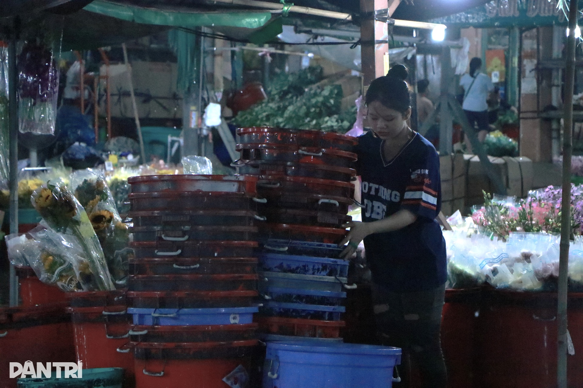 Tiểu thương chợ nông sản lớn nhất TPHCM oằn mình chống chọi triều cường - 7 Tiểu thương chợ nông sản lớn nhất TPHCM oằn mình chống chọi triều cường - 7