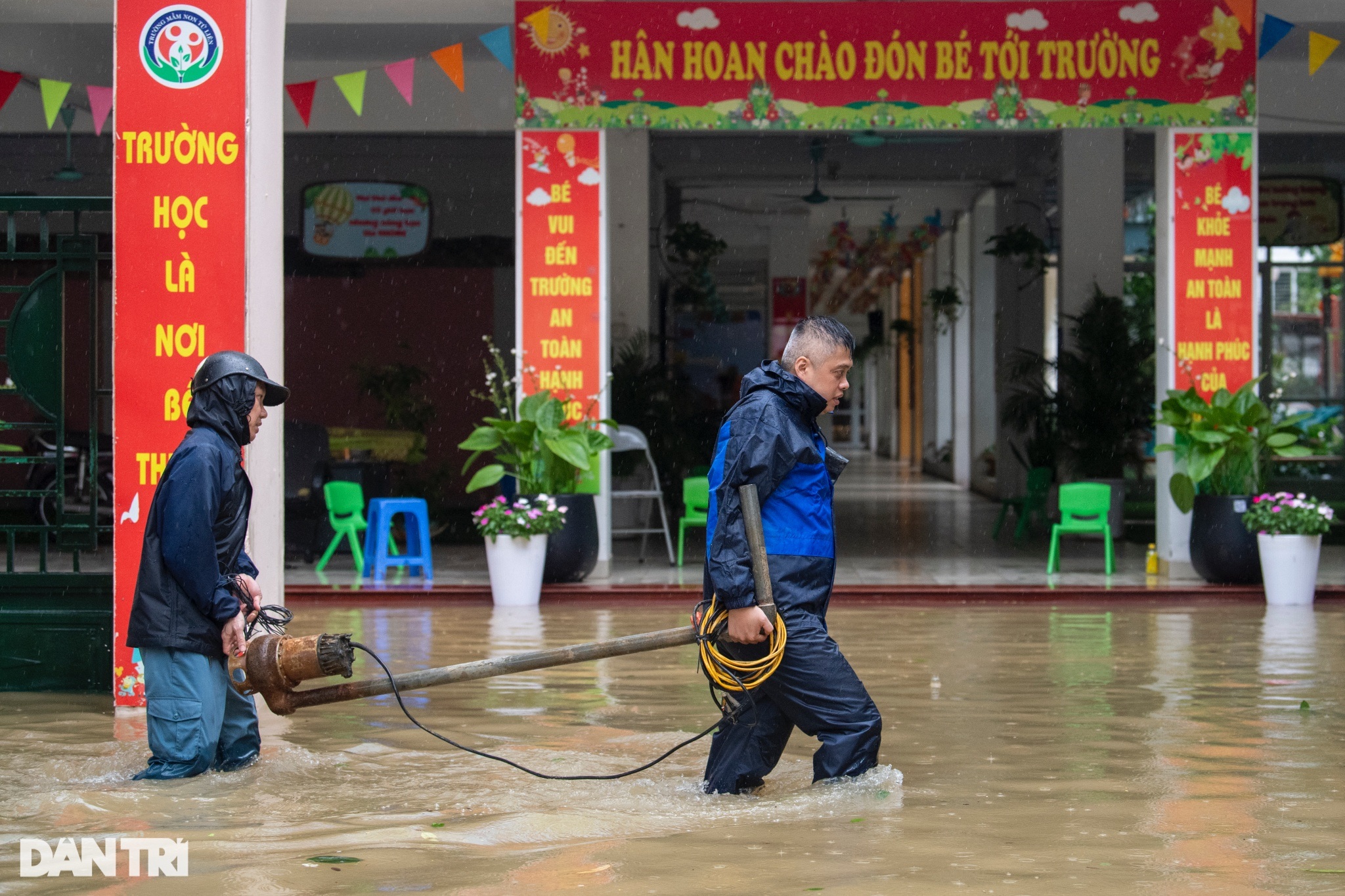 View - Lũ hơn 20 năm mới gặp, hàng trăm hộ dân ở Tứ Liên ồ ạt di tản | Báo Dân trí