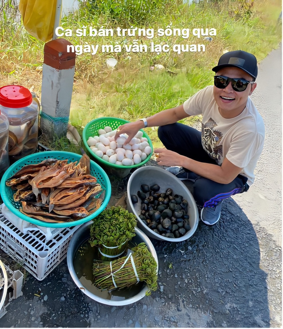 Ca sĩ Ngọc Ánh và Xuân Hương “ship hàng” bằng… gậy để tránh dịch - 6 Ca sĩ Ngọc Ánh và Xuân Hương “ship hàng” bằng… gậy để tránh dịch - 6